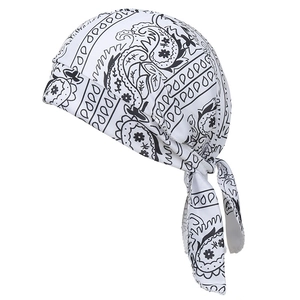 Elastische Bandana-Mütze mit weißem Paisley-Muster und verstellbaren Bändern