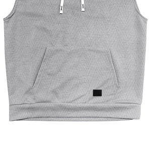 Détail du sweat à capuche sans manches en maille jacquard grise avec poche kangourou