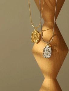 Détail du collier pendentif tulipe en relief or et argent avec chaîne serpent de style rétro
