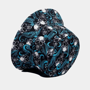 Dettaglio della stampa teschio e tentacoli sul cappello da pescatore in tela reversibile