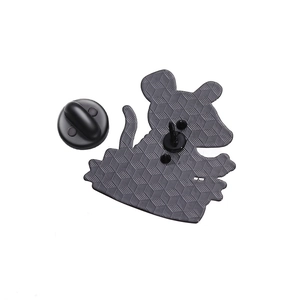 Detail der Punk-Maus-Emaille-Anstecknadel mit strukturierter Rückseite und Gummiverschluss