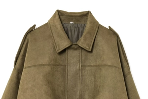 Dettaglio del colletto della giacca bomber in finto camoscio verde militare con spalline