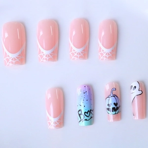 Faux ongles Halloween avec motifs citrouille fantôme et toile d'araignée sur dégradé
