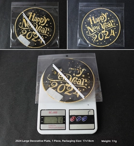 Detail of Happy New Year 2024 cake topper with gold glitter text and 7.1g weight scale