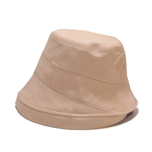 Bob en coton beige avec bord asymétrique et surpiqûres détaillées sur fond blanc uni