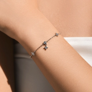 Elegant S925 sterling silver four-leaf clover bracelet with zircon on female wrist