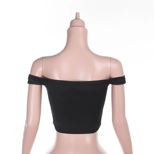 Vue arrière du crop top noir à épaules dénudées avec une coupe ajustée et un style minimaliste