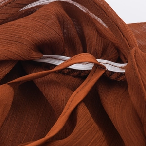 Plissee-Kleid in Karamell mit V-Ausschnitt, Struktur-Stoff und innerem Gummiband