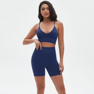 Details von nahtlosem Yoga-Set in Dunkelblau mit V-Ausschnitt-BH und High-Waist-Shorts