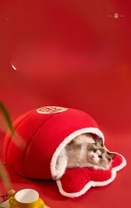Dettaglio della cuccia per gatti in peluche rosso a forma di sacchetto portafortuna