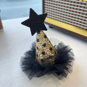 Macro d'une pince à cheveux chapeau pointu à paillettes d'Halloween avec tulle noir