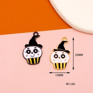 Detailed dimensions of Halloween skull cupcake alloy charms in black and gold finish