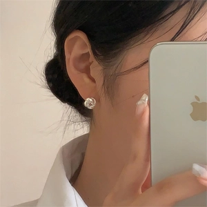 Orecchini a nodo minimalisti in argento S925 indossati per riferimento alla taglia