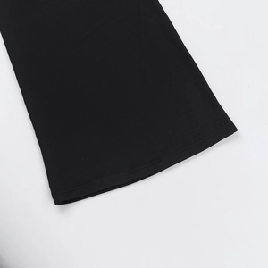 Nahaufnahme der Stricktextur und der sauberen Saumnähte am schwarzen Jumpsuit-Ärmel