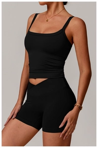 Détail de la taille croisée en V taille haute sur le short de fitness noir sport