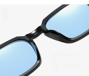 Vista macro de las plaquetas integradas en montura negra con lentes azul claro