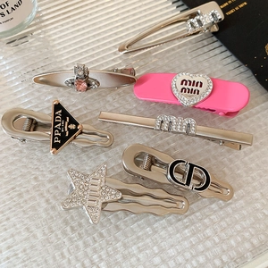 Detailed close-up of Y2K style silver hair clips with sparkling rhinestone and enamel stars