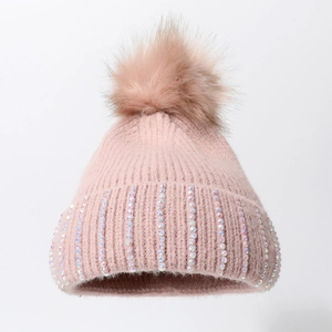 Bonnet en tricot rose pour l'hiver avec pompon en fourrure et strass irisés brillants