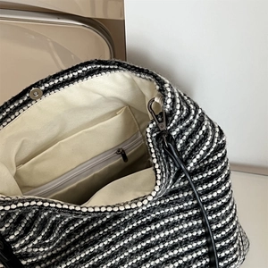 Détail du sac cabas rayé avec fermoir magnétique et poche intérieure zippée intégrée