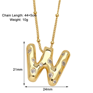 Détail du pendentif lettre W plaqué or avec oxydes de zirconium brillants sur chaîne fine