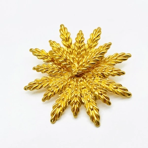 Broche élégante en forme d'épi de blé doré avec un design radial de feuilles en métal