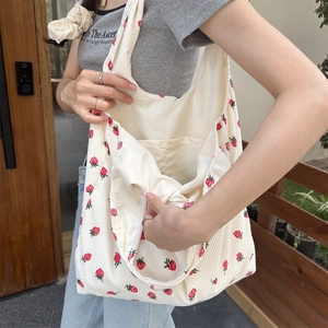 Vue intérieure du sac en velours côtelé avec imprimé fraise et poche intérieure pratique