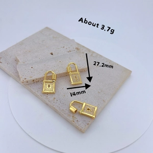 Trois pendentifs cadenas cœur en or avec zircons micro-pavés sur support pierre