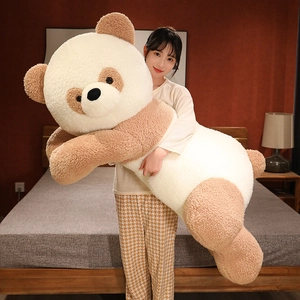Gros plan d'un grand ours en peluche en laine d'agneau douce beige et marron