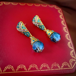 Boucles d'oreilles vintage françaises avec sphères en cristal bleu et strass sur base dorée