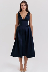 Détail du tissu en satin bleu foncé et col en V élégant sur une robe longue ajustée