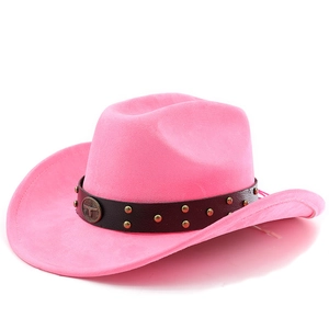 Détail d'un chapeau de cowboy rose avec bande en cuir marron et emblème de tête de taureau