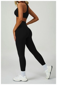 Dettaglio dei leggings da yoga a vita alta neri e del reggiseno sportivo con dorso a vogatore