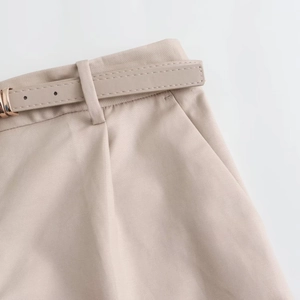 Détail d'un short décontracté kaki avec ceinture assortie et boucle en métal