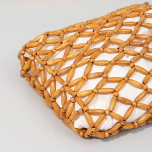 Handgefertigte Holzperlen-Eimertasche mit weißem Innenfutter für einen Vintage-Stil