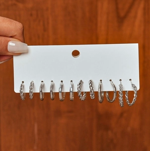 Vue détaillée de l'ensemble de 12 boucles d'oreilles rondes en argent sur carte