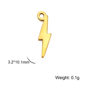 Gros plan du pendentif éclair doré avec dimensions 3,2x10,1 mm et poids de 0,1 g
