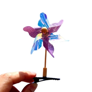 Barrette à cheveux moulin à vent avec paillettes violettes et film bleu laser sur pince noire