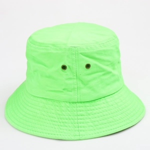 Détail du chapeau bob vert néon avec œillets métalliques et coutures renforcées du bord