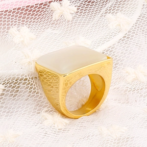 Dettaglio macro dell'anello quadrato con pietra color crema e trama martellata