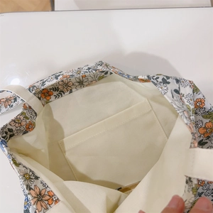 Dettaglio della borsa in cotone con tasca interna e stampa floreale vintage