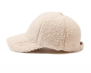 Detailansicht der flauschigen Teddy-Fleece-Textur und des Seitenprofils der beigen Kappe