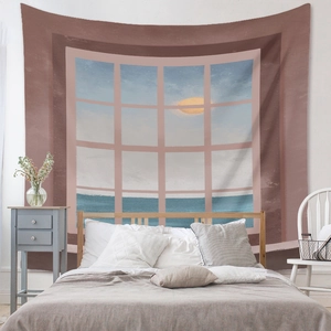 Vue détaillée du mur de chambre montrant une tapisserie bohème paysage fenêtre de plage
