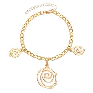 Bracelet à chaîne dorée avec pendentifs en forme de rose évidée et spirale, fond blanc