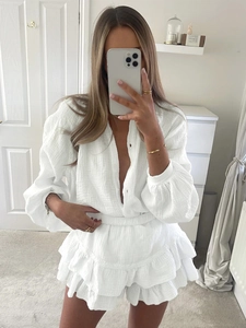 Completo bianco due pezzi in mussola con camicia a maniche a sbuffo e pantaloncini