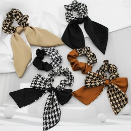 Dettaglio set di foulard in seta pied-de-poule e elastici in nero, kaki e marrone