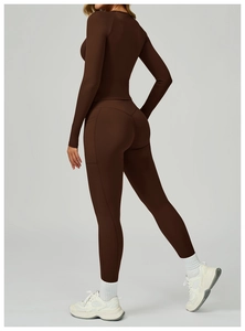 Detailansicht der High-Waist-Yoga-Leggings mit Seitentasche und schmalem Langarm-Oberteil