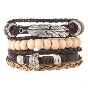 Bracelet multicouche en cuir vintage avec perles en bois et pendentifs plume argenté