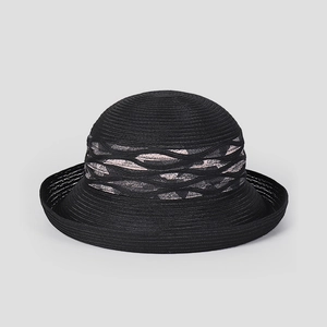 Détail d'un chapeau de soleil noir avec calotte ronde et ruban décoratif texturé noir et rose