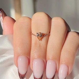 Détail d'une bague avec gemme champagne poire et anneau en chaîne plaqué or rose