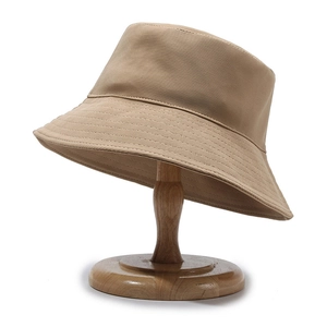 Khaki katoenen vissershoed met parallelle stiksels op een houten standaard